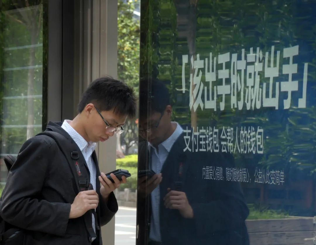 花钱上瘾 那些深陷消费贷的年轻人 凤凰网