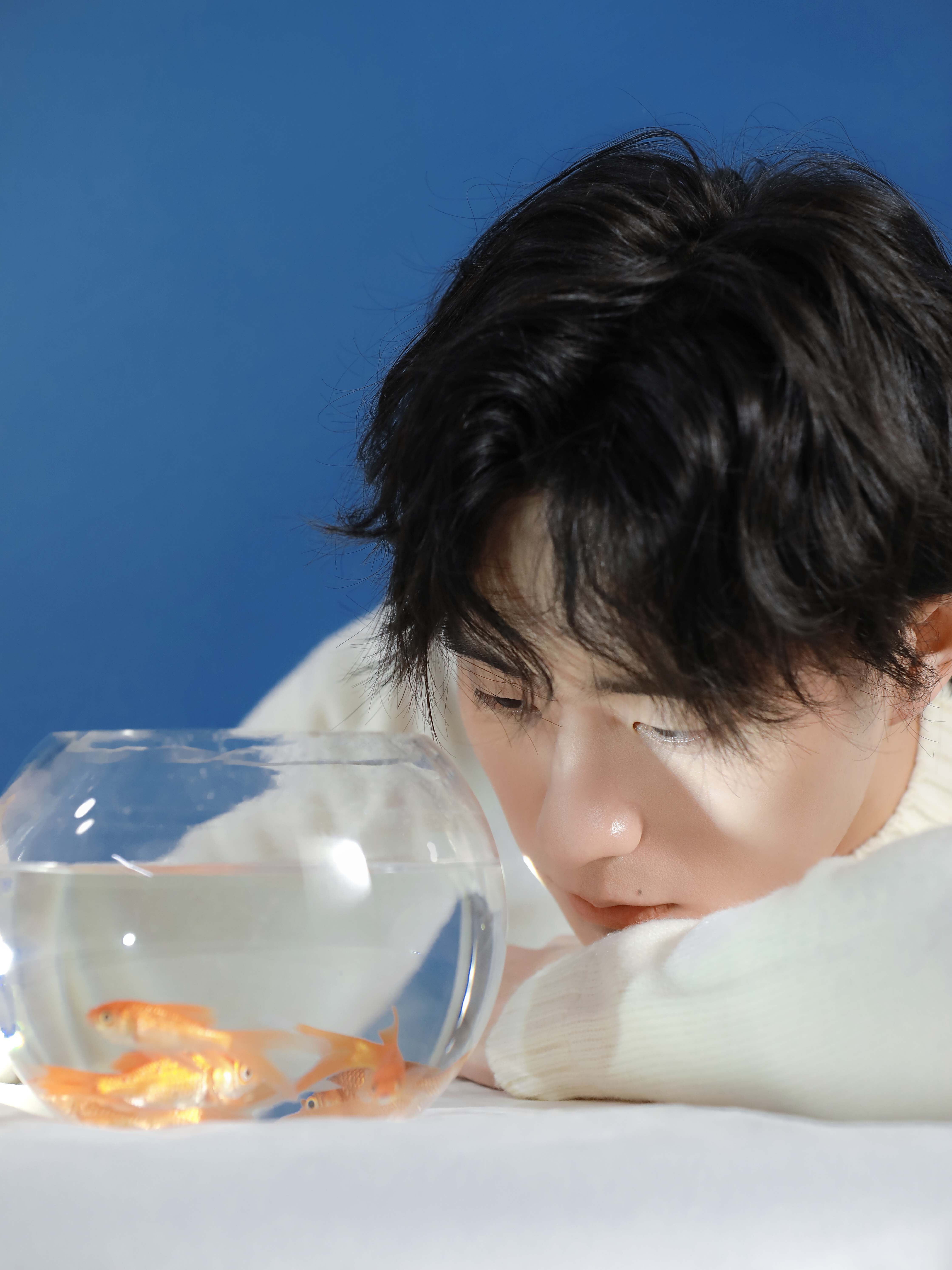 郑好日系写真大片色彩浓郁有张力 眼神温柔温润有质感