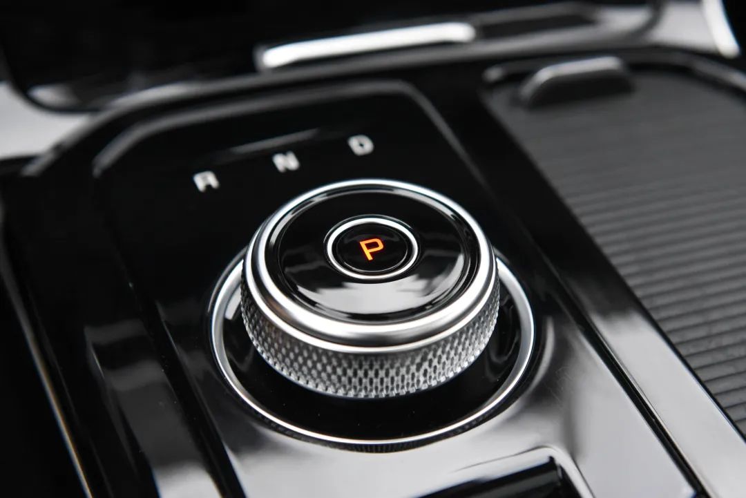 旋钮式换挡相比传统的挡把更具特殊性,k5凯酷同样采用了旋钮式的换挡