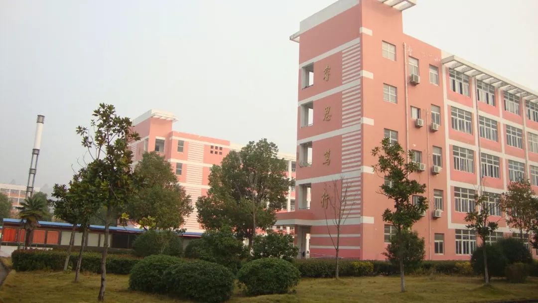 霍邱县农机校是全民事业单位,始建于1974年,初中教育创办于2000年.