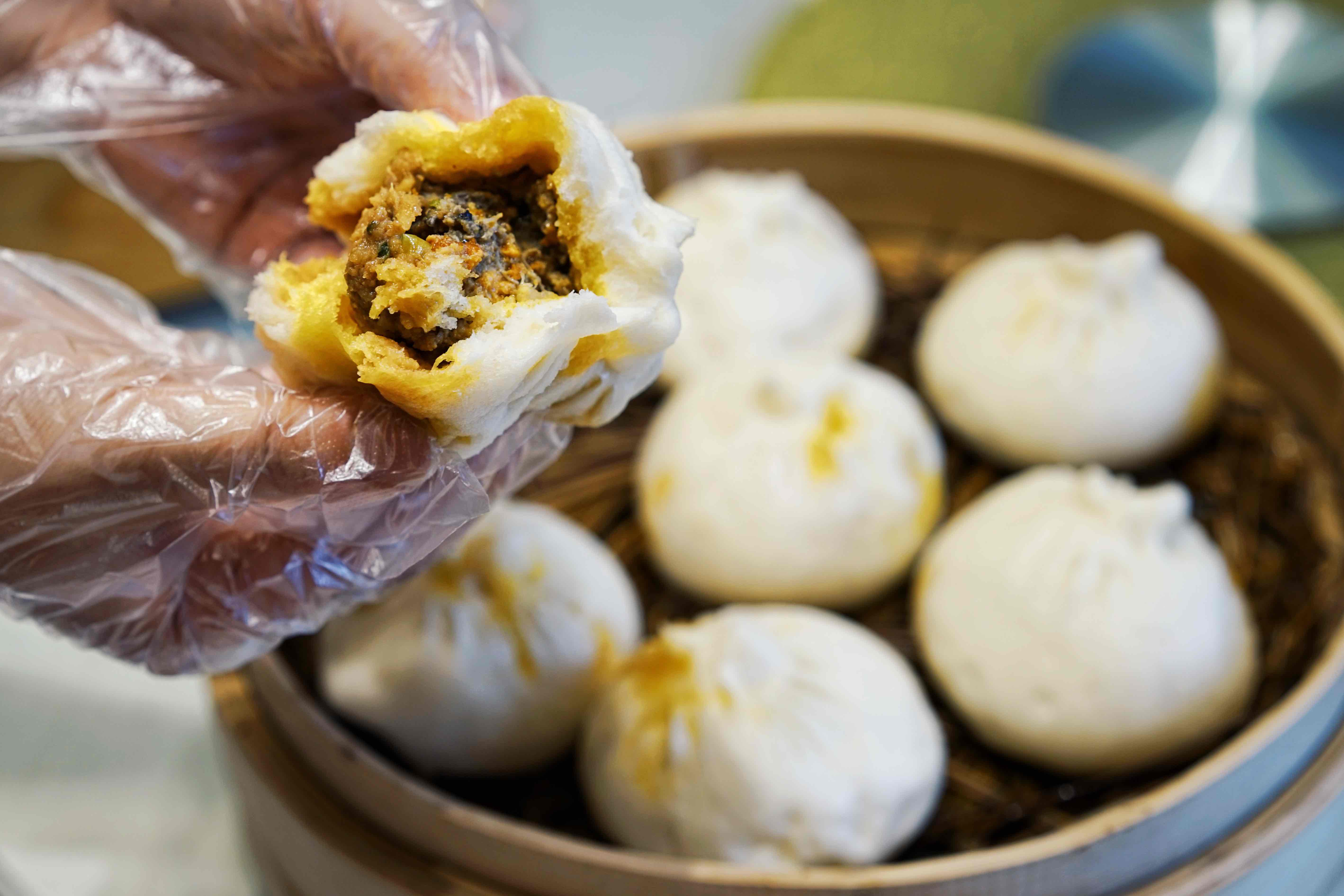 掰开蟹黄包,只见满满的蟹黄蟹肉