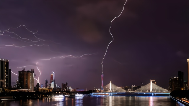摄影师蹲守一小时拍摄闪电击中广州塔:在无雨区起飞无人机