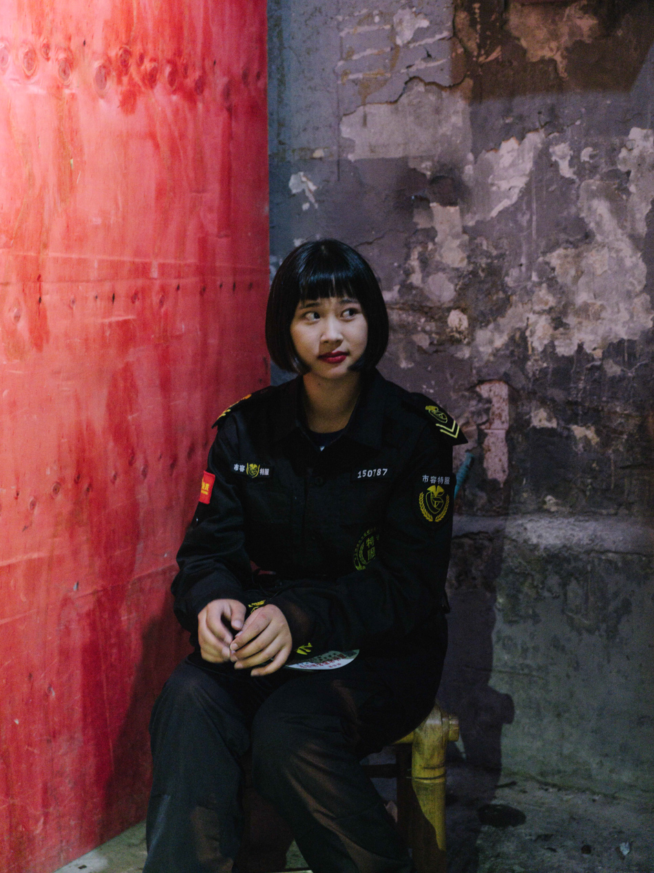 弄堂门口的女保安