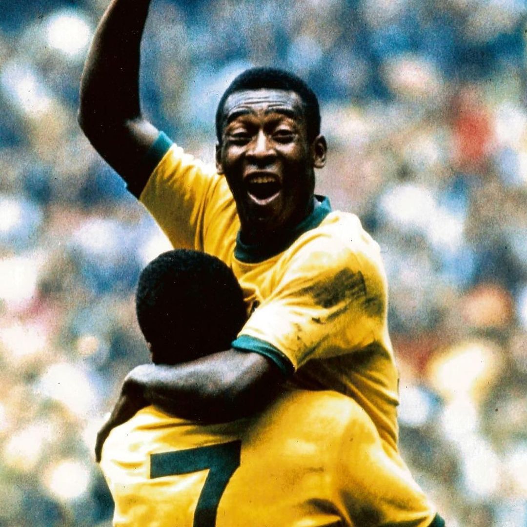 梅西为巴萨打入一球,他为巴萨的进球数达到643球,追评了球王贝利为