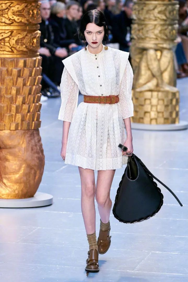 即使甜美的白色连衣裙,也能把甜美的造型,穿出酷帅风.