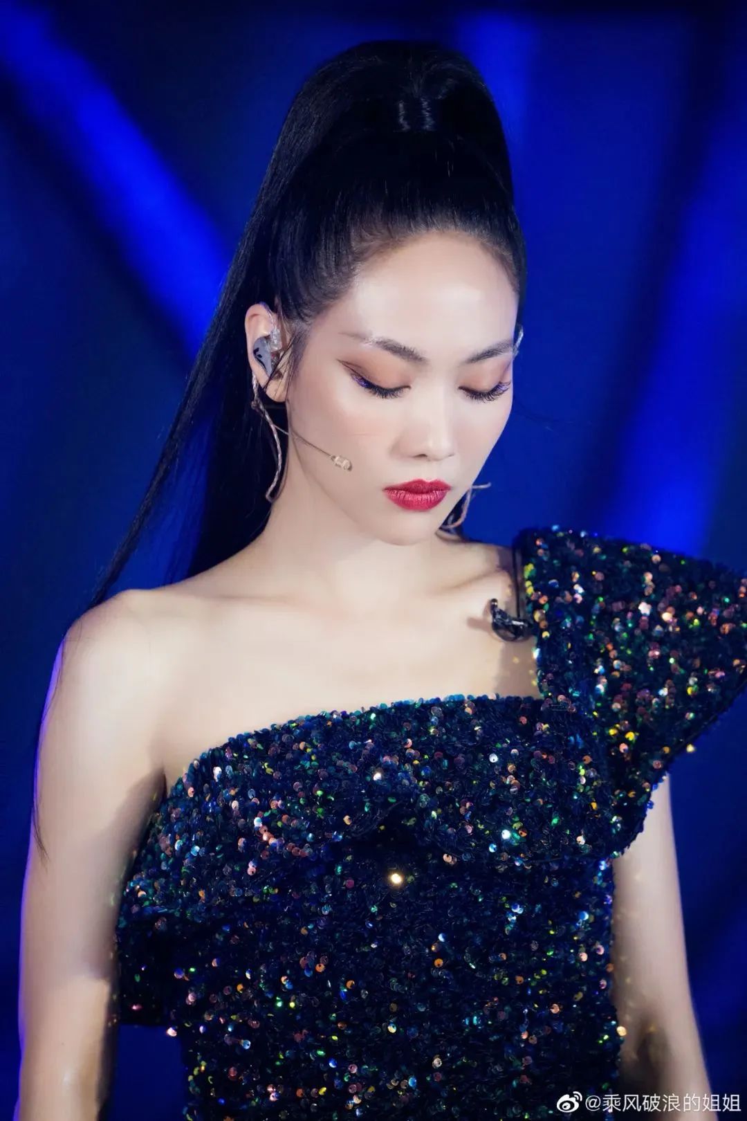 从“怪物新人”到“厉害姐姐”，王霏霏的女团实力早就刻进了身体里……_凤凰网时尚_凤凰网