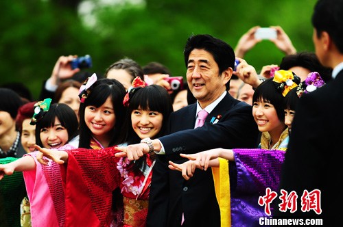 资料图：日本前首相安倍晋三出席在东京新宿御苑举行的“赏樱会”。中新社发 孙冉 摄