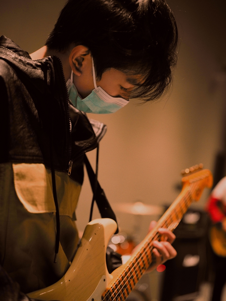 王源四百击乐队版mv释出黑白色调彰显摇滚魅力