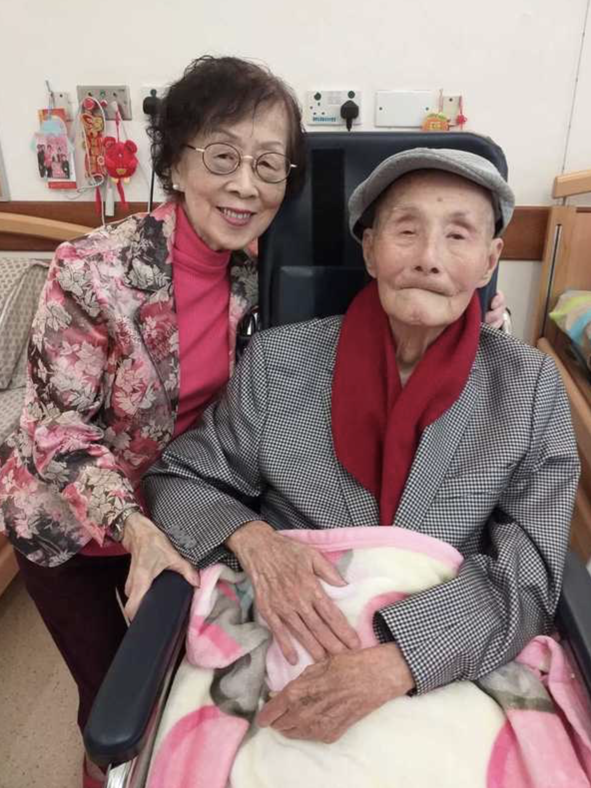 98歲資深主播老人院慶白金婚夫妻合照秀幸福妻子感恩相愛71年