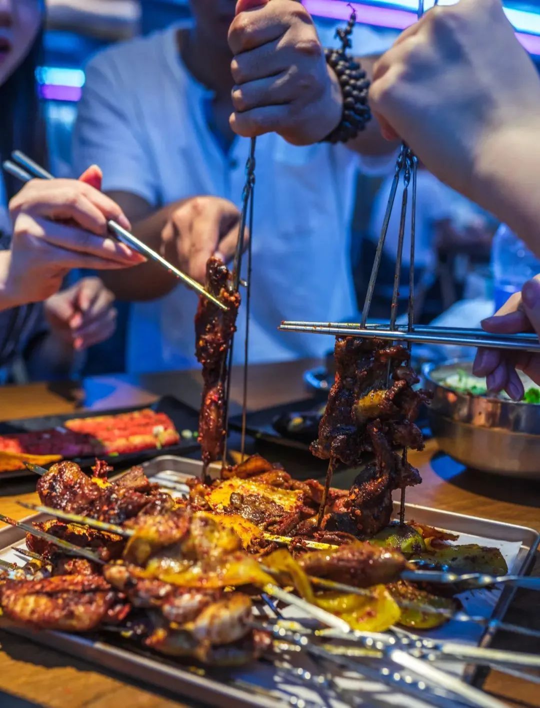 武汉的城市烟火气,就在夜晚的烧烤里