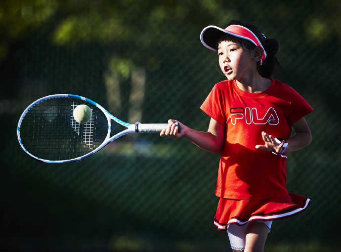 昆明网球小丫郭依依稚嫩而认真挥拍的样子可爱翻了