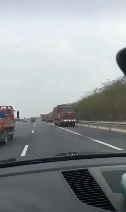惊险大货车排队在高速路上逆行