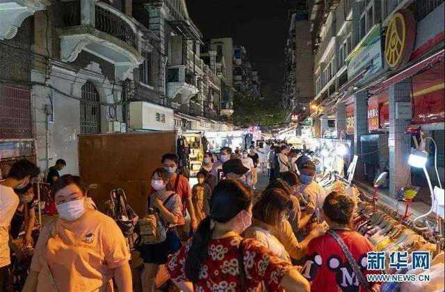 地摊经济不可避免影响周围居民生活，图片来源：新华网