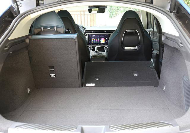 后备箱空间方面,领克05的后排座椅支持4/6放倒,放倒后的座椅近乎纯平