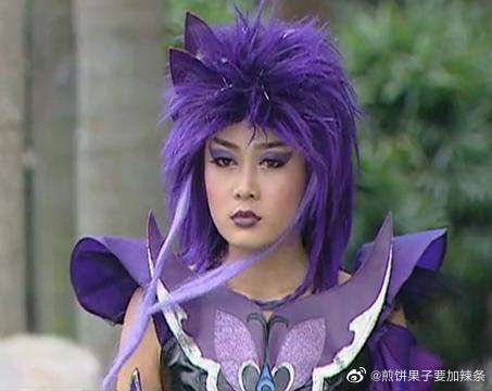 但因为小月不满魔仙女王让小蓝当守护魔仙而偷练黑魔法,最后走上歪路