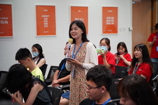 (分享会图)分享会结束后,青年主讲老师曹越,田夏林带领学员在公司内部