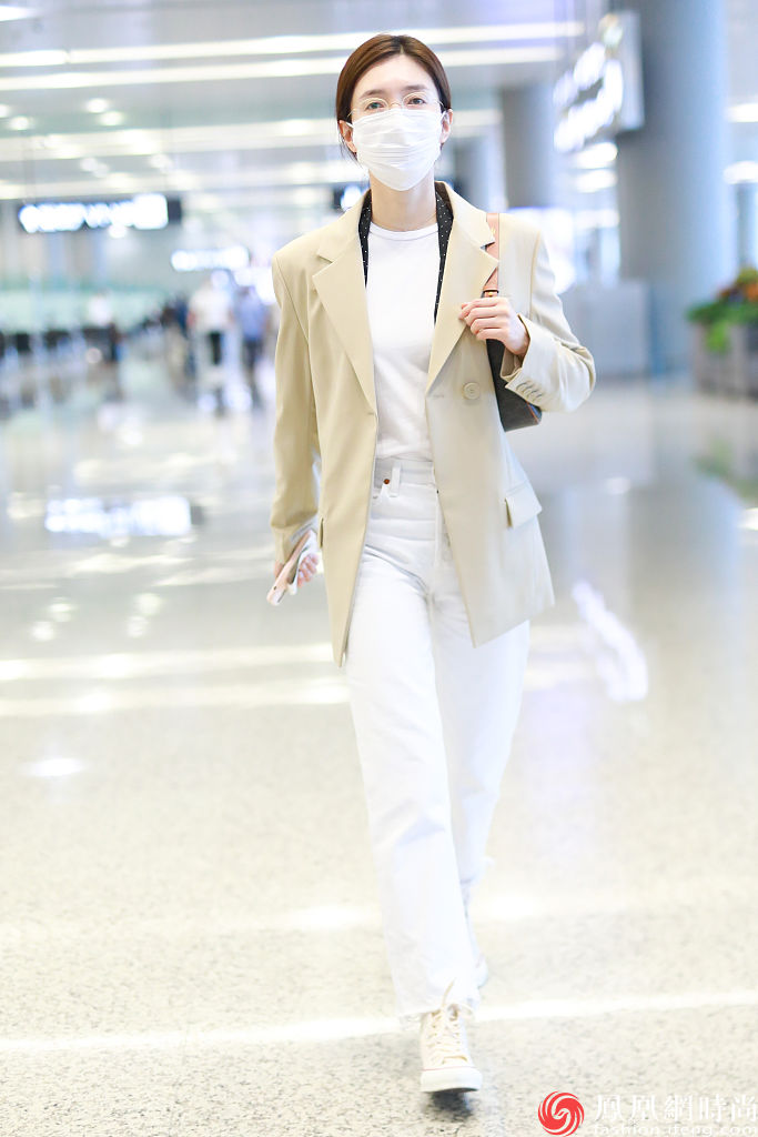 1/52020年9月15日,江疏影上海机场街拍.