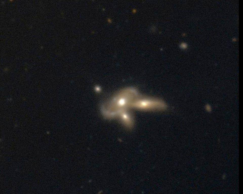 星系图鉴:那些紧紧相依的星系们__凤凰网