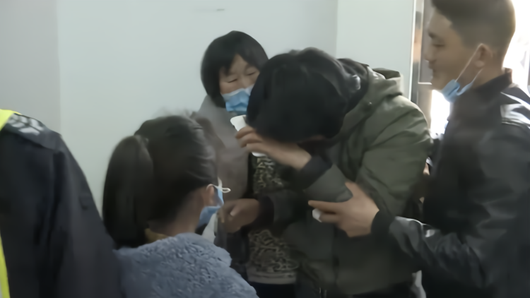 男子抛下1岁女儿失踪8年 被家人找回后仍想逃