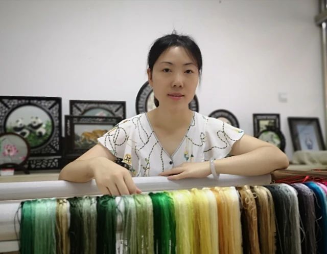 针尖起舞,这位绣娘用一针一线绣出蜀绣的韶华!__凤凰网