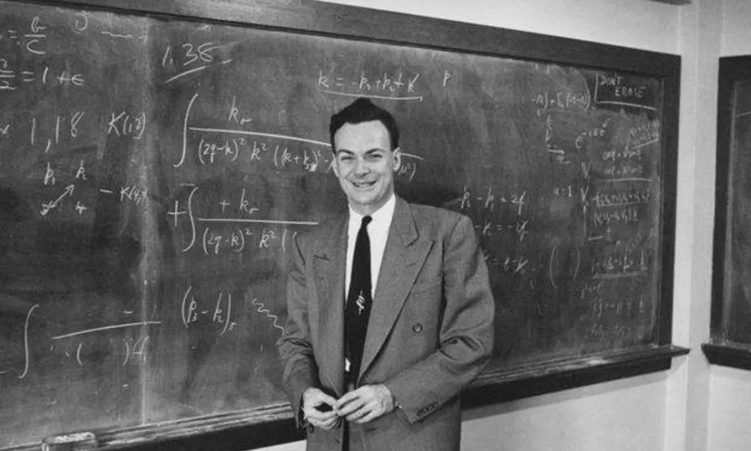 在1982年,诺贝尔物理学奖得主,量子力学之父理查德·费曼,就在与物理