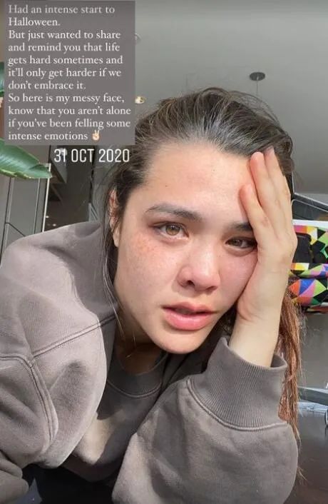 钟丽缇混血大女儿疑失恋,深夜跪地痛哭,发型凌乱状态极差