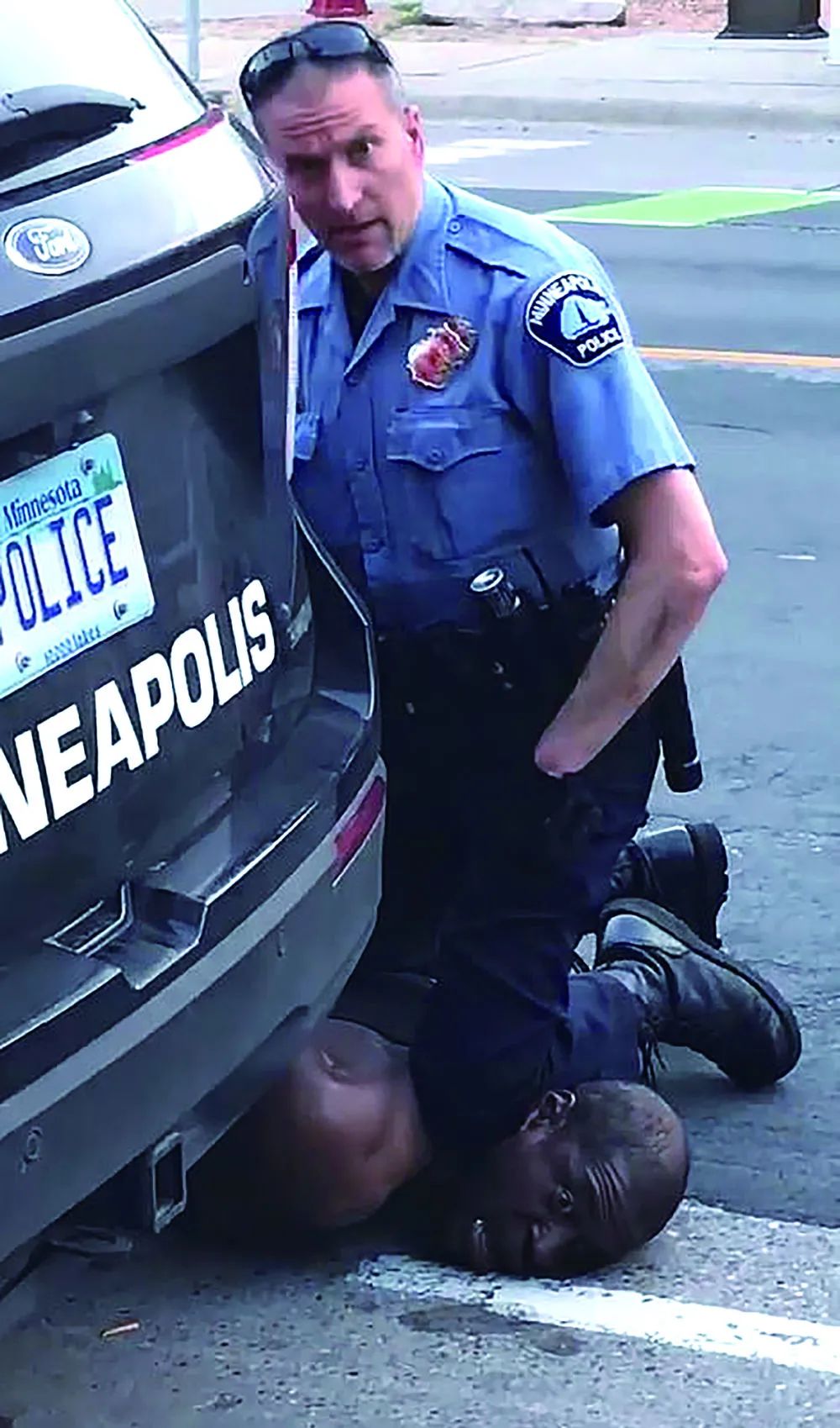 在那里8年至少33个非裔因警察锁颈失去知觉