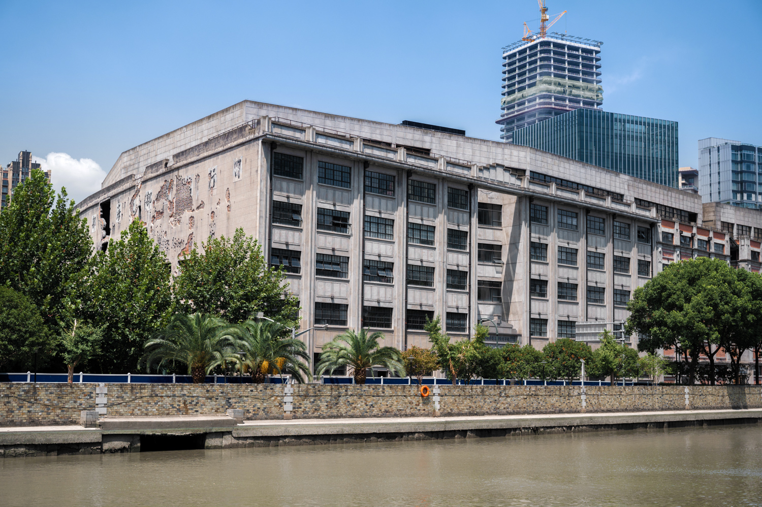 上海四行仓库，电影《八佰》里仓库下面的河道出水口。