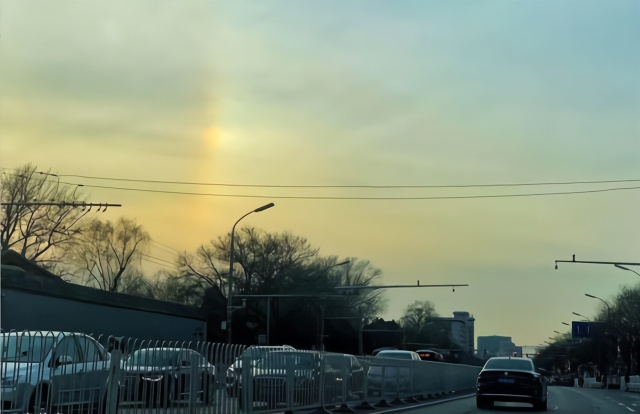 北京天空出现五彩奇光 气象专家：这是晕
