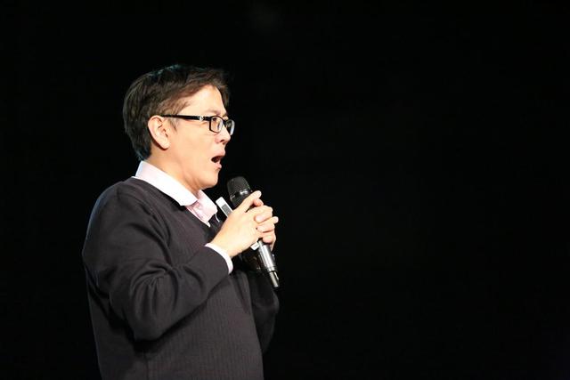 张大光在台上给孩子们讲故事.