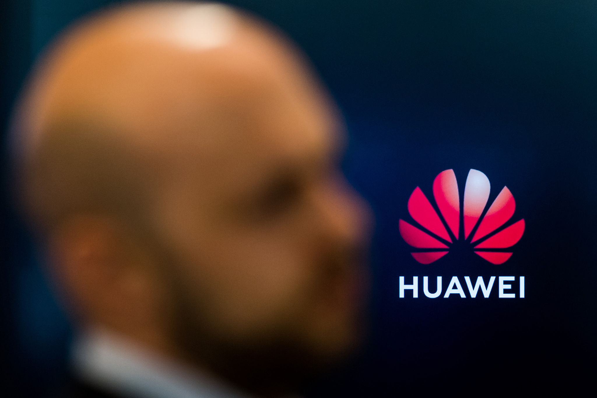 英国“翻脸”5G排除华为代价高昂