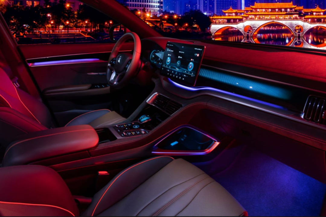 改装车圈里有一句话:"一低遮百丑",宋plus低趴的车身让车辆看起来充满