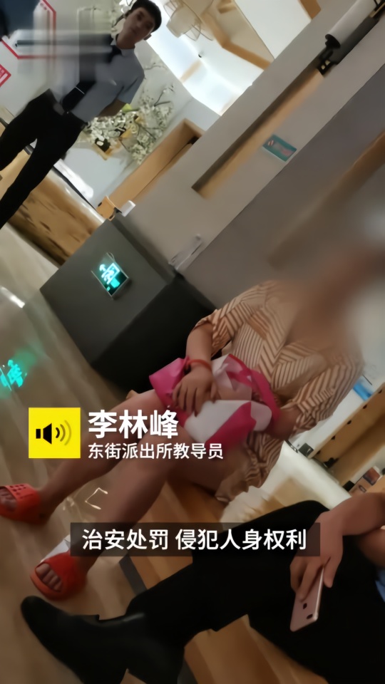 女子澡堂偷拍他人被拘留10日，警方：与她视频男子没依据处理