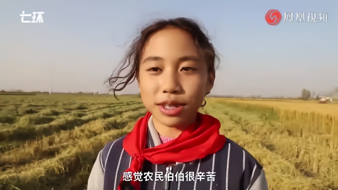 小学生劳动课下地割水稻，老师：体会粮食来之不易