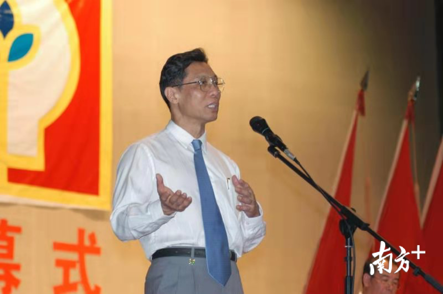钟南山到母校为自己的塑像揭幕,勉励学子学医