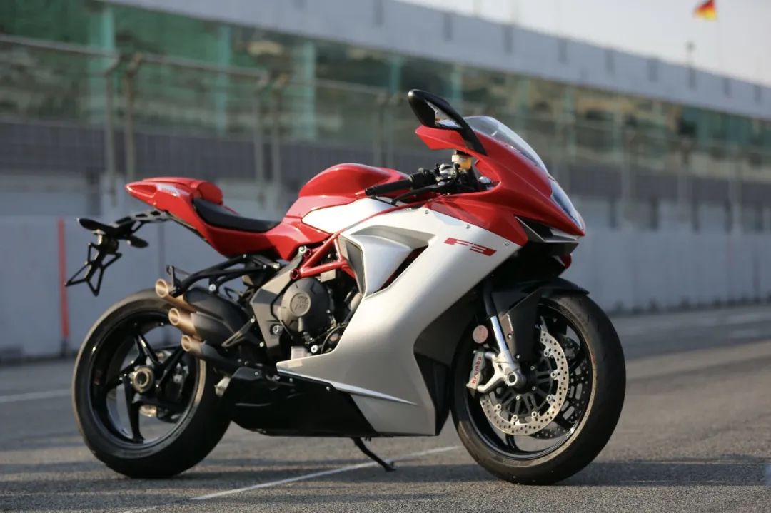 奥古斯塔赛道首秀钱江带着mv来了来听听这诱人的三缸声音