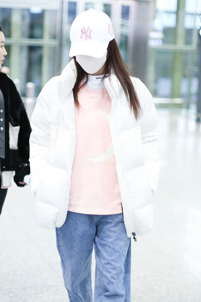 李小璐进军潮装市场为自己代言 嘻哈装束甜酷有型不输时尚爱豆