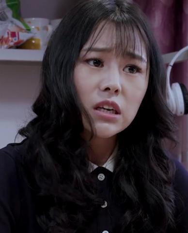 张露露是一个有明星梦的女孩总喜欢在日常浮夸的表演,但在真实的舞台