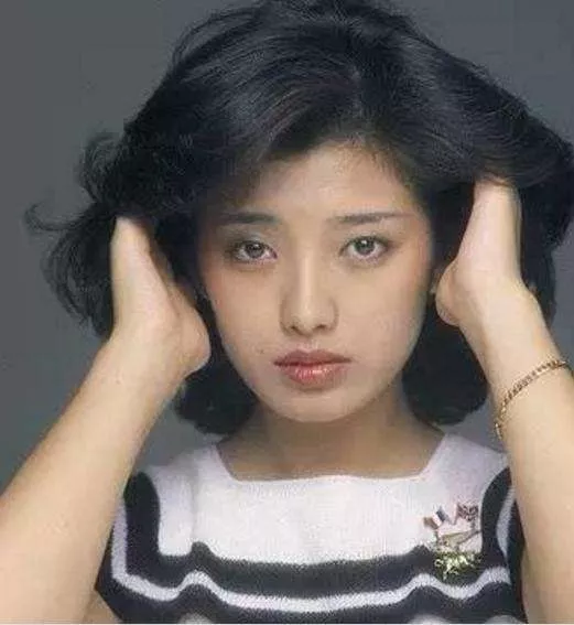 1980年,泪流满面唱着《风继续吹》告别舞台,美丽的山口百惠自此成为