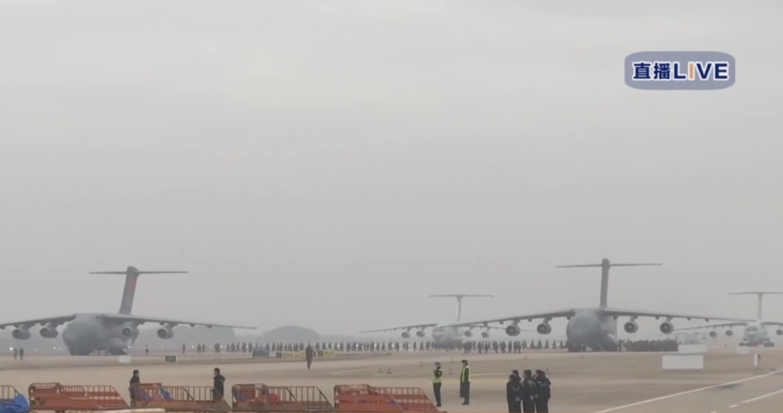 来了！空军国产运20运输机携医疗队员、物资抵达武汉