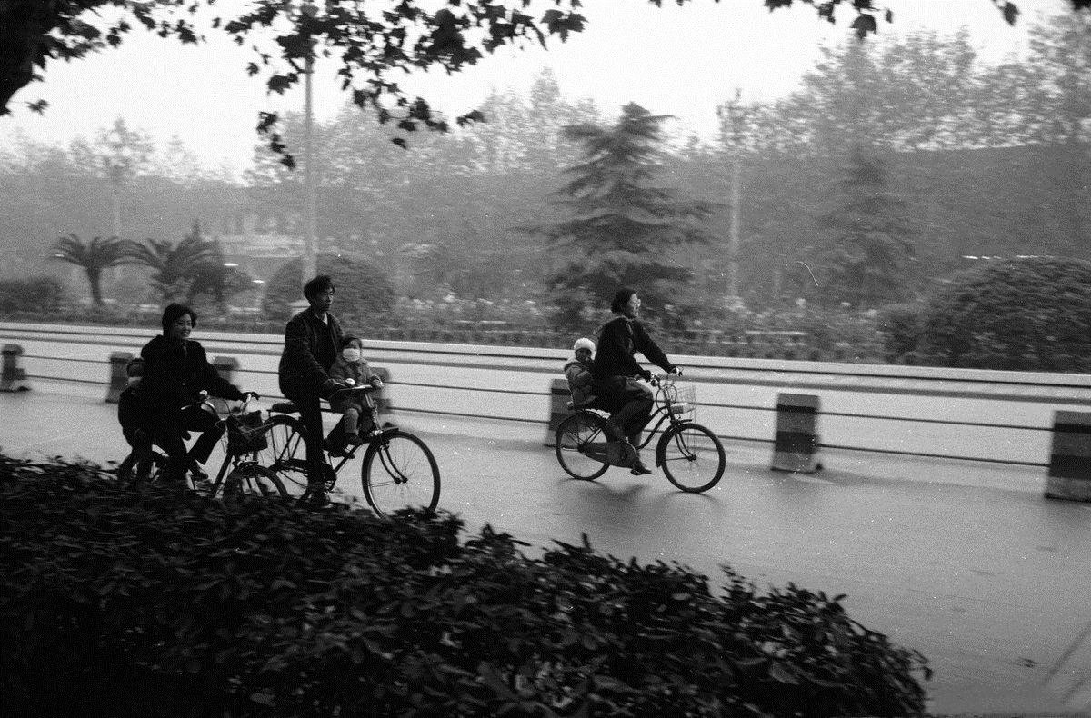 经典的上海老照片，80年代城市状况，景点景观，是否勾起你的回忆|人民广场|年代|市府大楼_新浪新闻