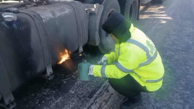 货车-40℃遇冻油,民警火烤油箱解冻