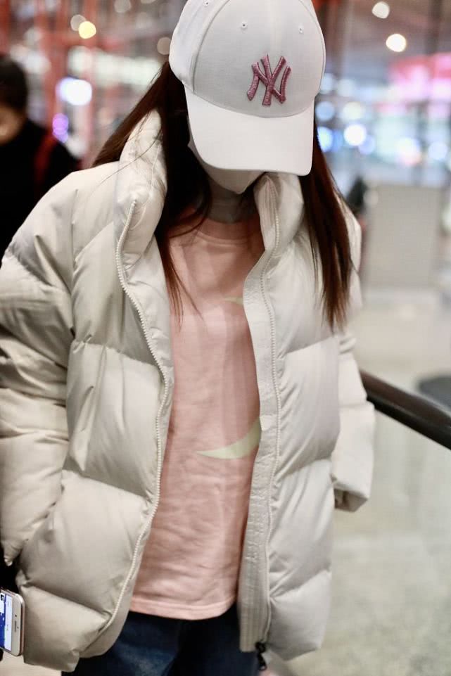 李小璐似乎无心机场秀,踩运动鞋脚步轻快匆匆疾行,同时口罩遮面压低