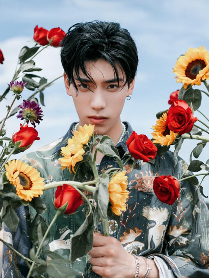 王子异生日海边大片夏日少年音乐回馈粉丝