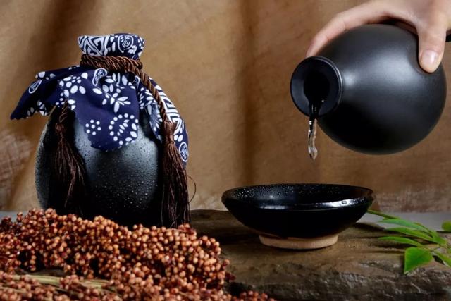 " 古人更是喝酒时要伴着音乐和舞蹈,时不时高歌一曲或舞一回剑,又或是