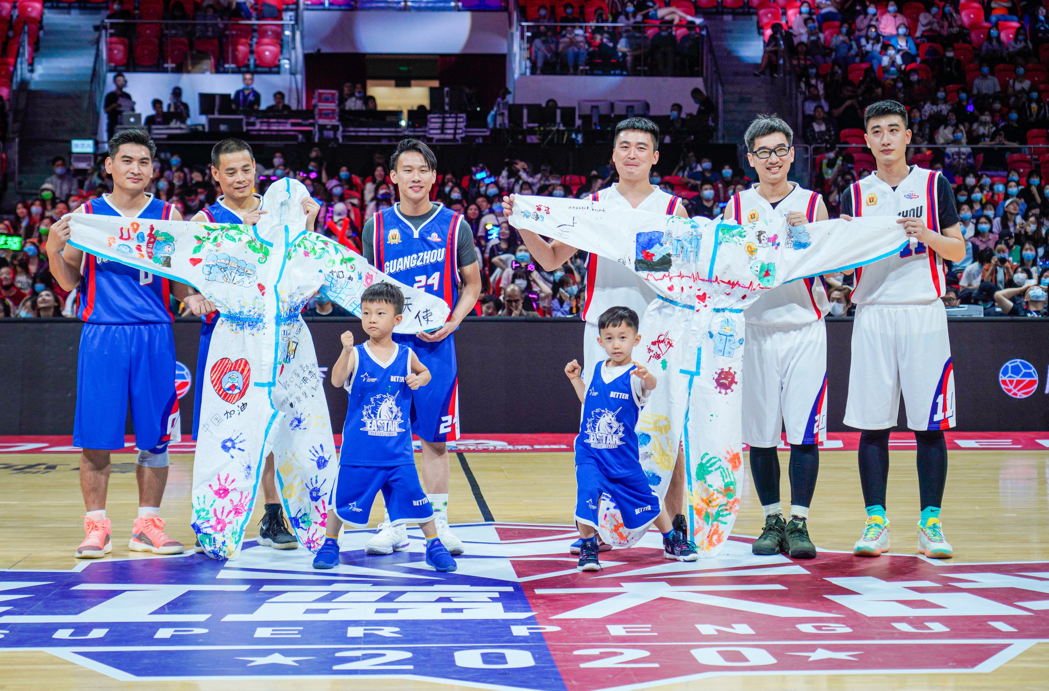 比赛现场致敬抗疫英雄。