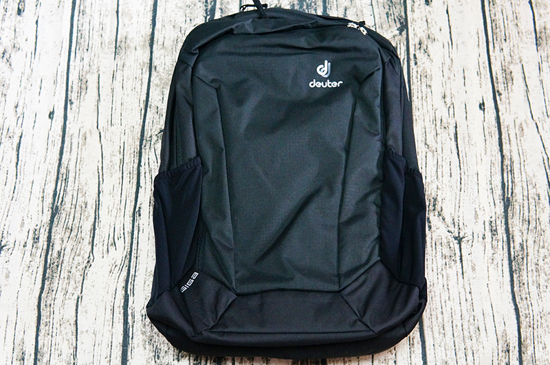 多特deuter giga户外双肩包从外形来看,比传统的电脑背包有很大的不同