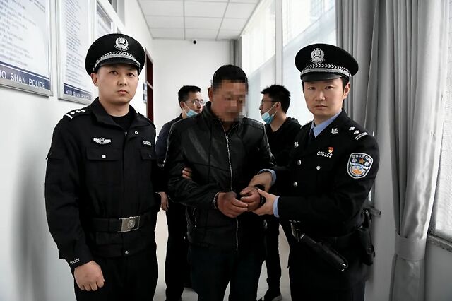 男子杀害按摩小姐潜逃了17年，眼上留下一道疤痕，终被警方抓获