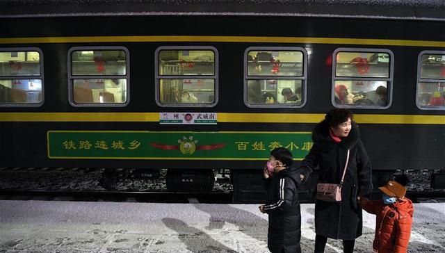 1月10日,由兰州开往武威南的7505次列车停靠在永登站,旅客下车准备出