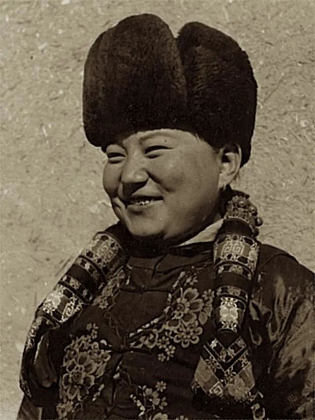【包头的蒙古族妇女】《包头老照片,1940年